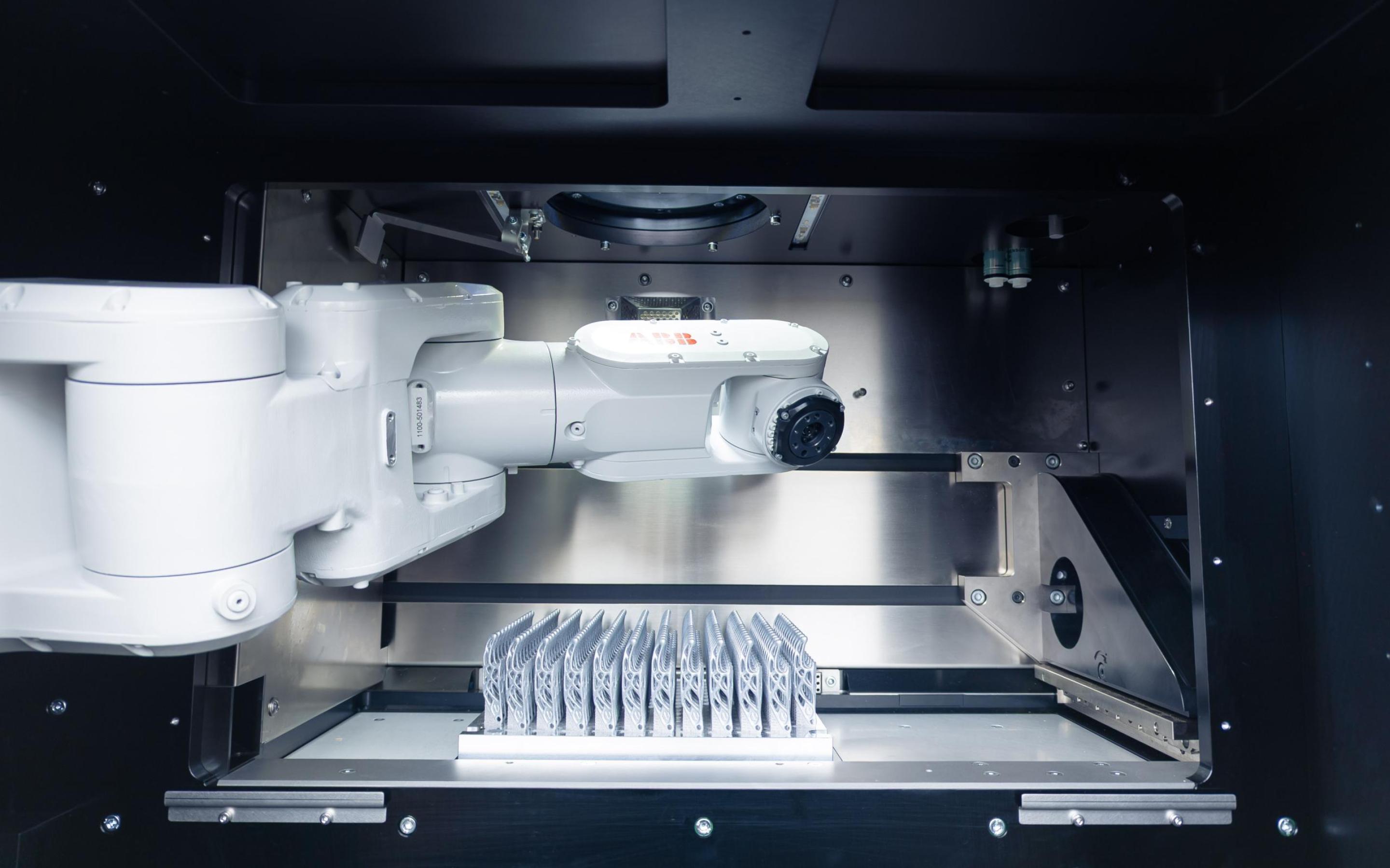 AMCM M 290 Kilowatt-System with the robot arm for multi-material applications as well as sensoring of parts