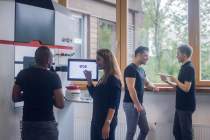 AMCM M 290-2 FDR – Sales Team and Customers in Front of Industrial 3D Printer