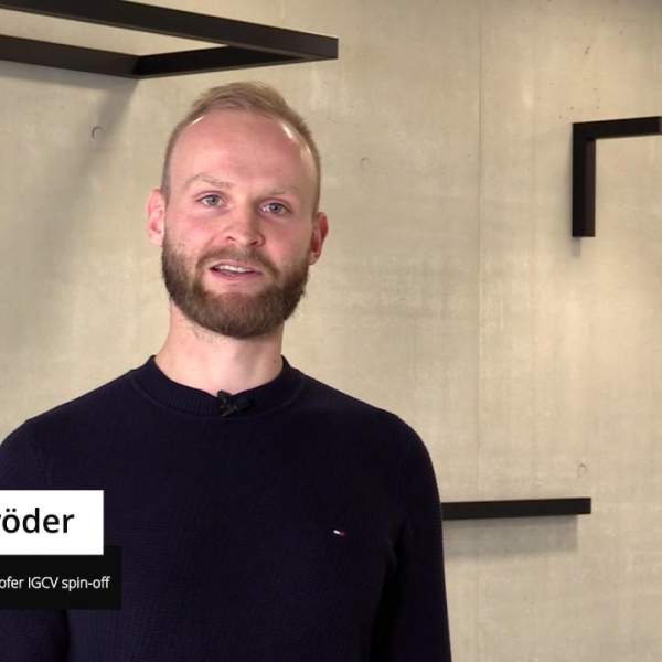 Timo Schröder describing AMCM M 290-1 1KW robot arm at IAPT Augsburg