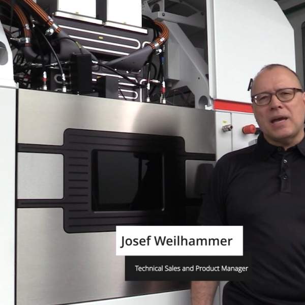 AMCM employee explaining AMCM M 290 modularity