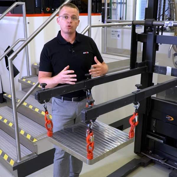 AMCM employee explaining the building volume of the AMCM M 4K